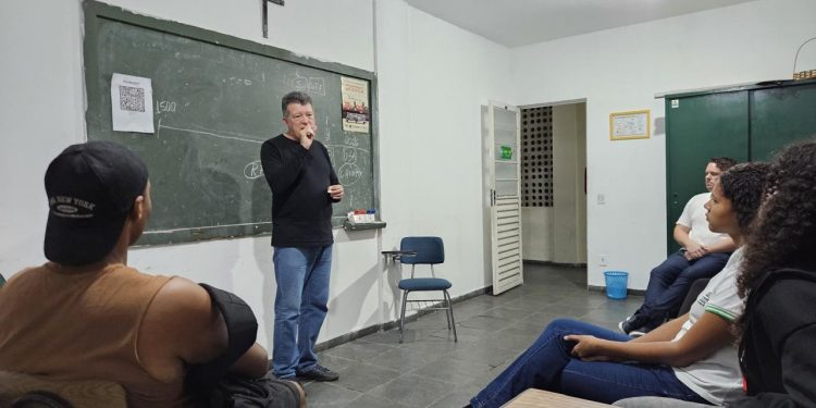 Aula do Pré-Vestibular Cidadão reúne música, história e debate sobre cidadania em Volta Redonda