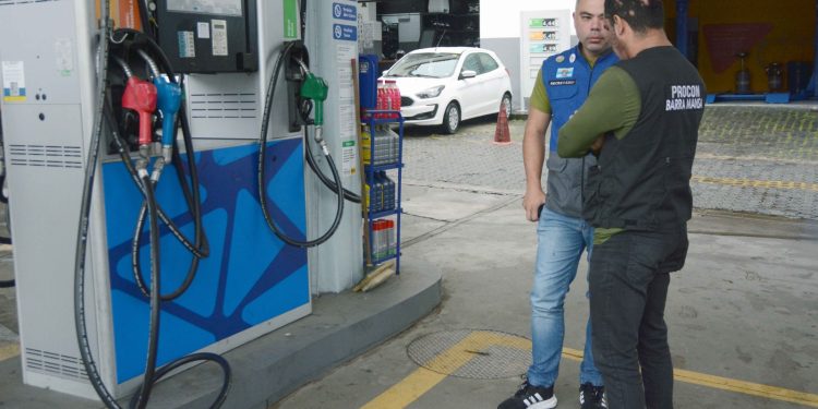 Procon interdita bico de bomba em posto de combustíveis de Barra Mansa