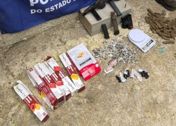 Dois adolescentes são apreendidos com armas e drogas em Resende