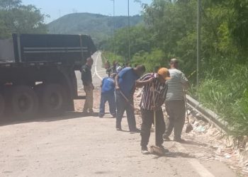 Sem concessionária, Prefeitura de Barra do Piraí auxilia na liberação da BR-393 após acidente fatal