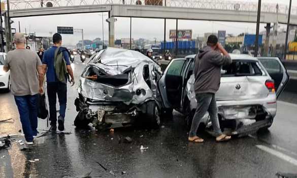 Engavetamento com 20 veículos na Via Dutra deixa 11 feridos após motorista de ônibus infartar