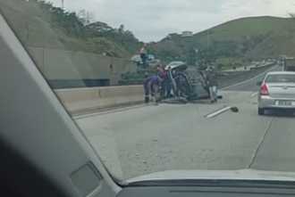 Acidente entre carro e moto deixa vítimas na Dutra em Barra Mansa