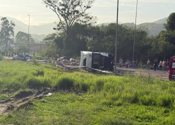 Bombeiros retiram vítimas e trabalham para liberar BR-393