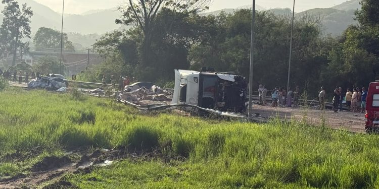 Bombeiros retiram vítimas e trabalham para liberar BR-393