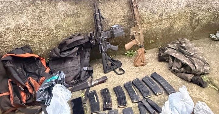 PM prende cinco e apreende dois fuzis em Angra