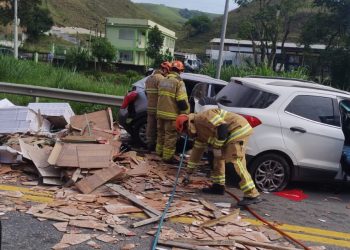 Bombeiros retiram vítimas e trabalham para liberar BR-393