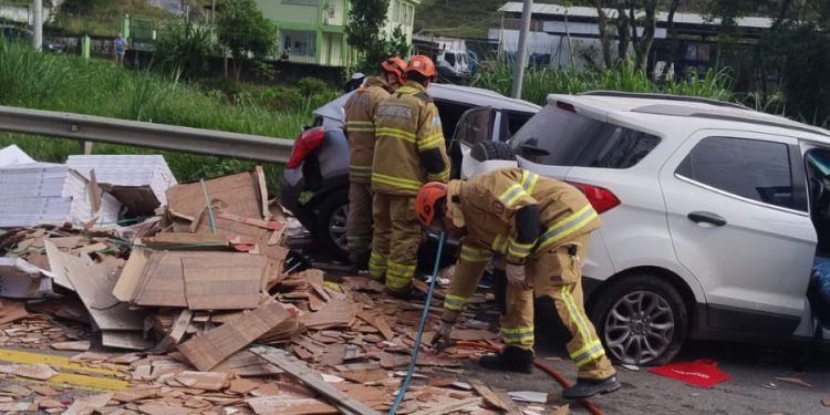 Bombeiros retiram vítimas e trabalham para liberar BR-393