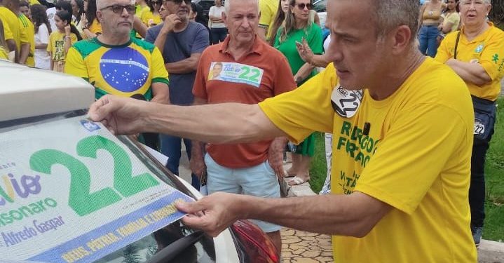 Rodrigo Furtado participa de ato pró-Flávio Bolsonaro em VR