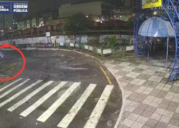 Homem é preso após ser flagrado por câmeras de segurança depredando placa de sinalização em Volta Redonda
