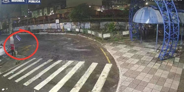 Homem é preso após ser flagrado por câmeras de segurança depredando placa de sinalização em Volta Redonda
