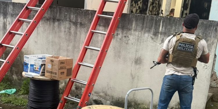 P2 estoura central clandestina de internet em Volta Redonda
